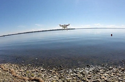 城會(huì)玩！加拿大男子成功用無人機(jī)釣到魚