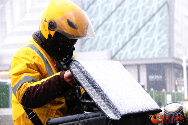 2020年第一場雪巧遇“小寒” 蘭州人請收下?。ńM圖）