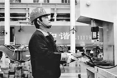 蘭州：寒夜黃河邊，他一把拉出落水大學生