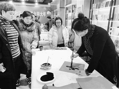 蘭州甘家巷社區(qū)“鼠年納?！彼痛郝?lián)（圖）