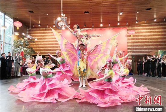 圖為雜技演員通過精湛的技藝贏得了滿堂喝彩?！「拭C省文化和旅游廳網(wǎng)站 攝