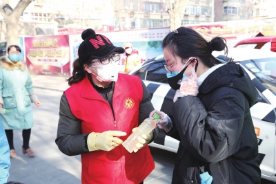 用點(diǎn)滴善舉筑就強(qiáng)大正能量 蘭州市各級(jí)道德模范、蘭州好人齊心援助抗擊疫情一線