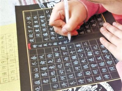 驚艷！9歲小女娃手寫(xiě)“印刷體”字帖