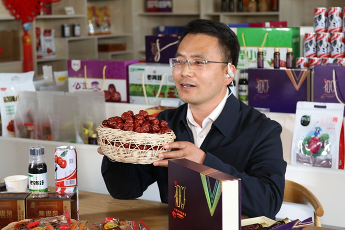 “縣長(zhǎng)直播天團(tuán)”唱響“甘貨春之聲”，售出近30種甘貨1萬余件 開進(jìn)直播間的網(wǎng)絡(luò)扶貧博覽會(huì)，受百萬網(wǎng)友點(diǎn)贊 