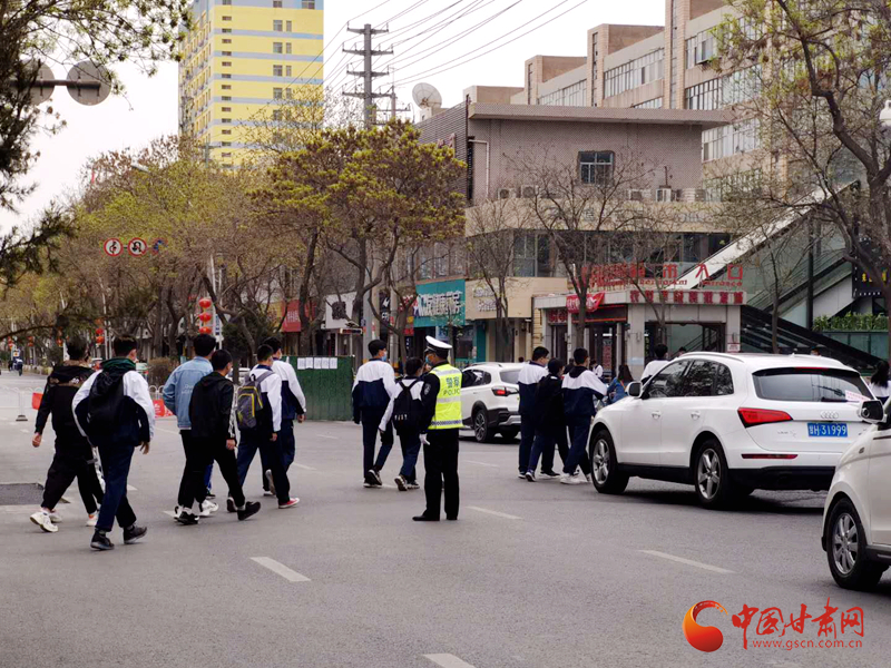 保駕護(hù)航！涼州公安交警“護(hù)學(xué)崗” 撐起“平安傘”