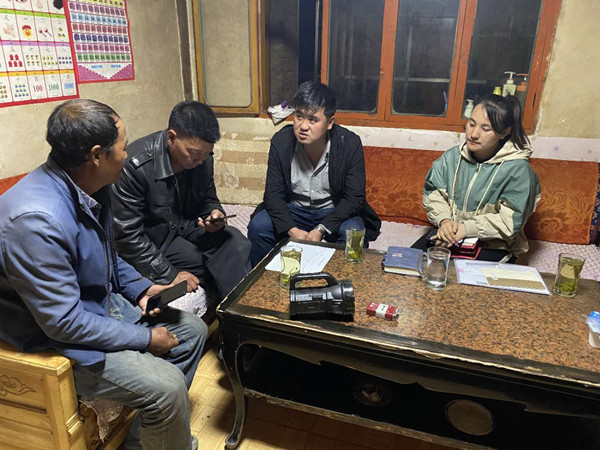 圖為木耳鎮(zhèn)紀(jì)檢干事盧建民（左三）連夜在多壩村多壩組奚連德家中了解受災(zāi)情況，排查安全隱患，并宣傳發(fā)生次生災(zāi)害的相關(guān)知識(shí)。_副本.jpg