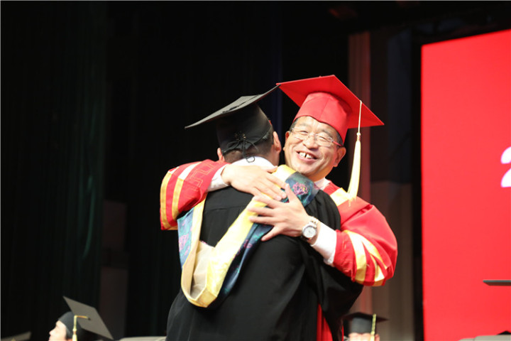 17分鐘14次掌聲！隴東學(xué)院院長(zhǎng)辛剛國(guó)這樣深情寄語(yǔ)畢業(yè)生