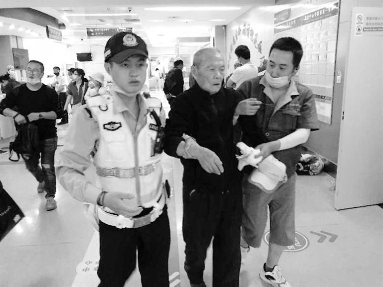 蘭州街頭最美的一次逆行！耄耋老人摔倒街頭 交警的哥合力救助3分鐘