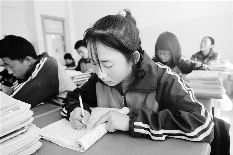 慶陽環(huán)縣這名小姑娘，柔弱肩膀撐起一個大家庭