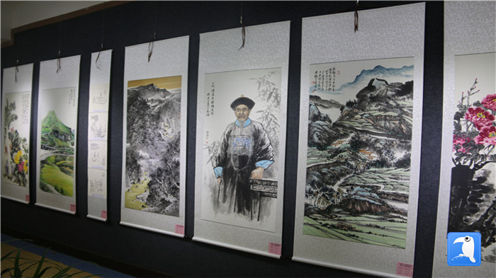 7月1日上午，定西市通渭縣紀(jì)委監(jiān)委舉辦“襄郡清風(fēng)·喜迎建黨99周年”廉政文化書畫展， 共同為黨的生日獻(xiàn)禮。_副本.jpg