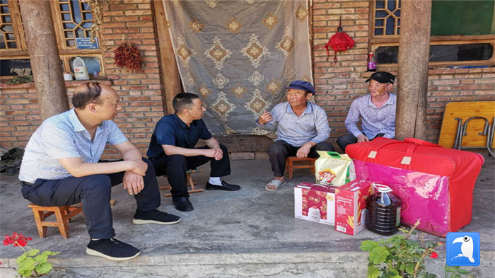 在建黨99周年來臨之際，隴南市禮縣紀(jì)委監(jiān)委在中壩鎮(zhèn)、三峪鄉(xiāng)開展“七一”慰問老黨員、困難黨員活動(dòng)，為他們送去組織的關(guān)懷和節(jié)日的問候。_副本.jpg