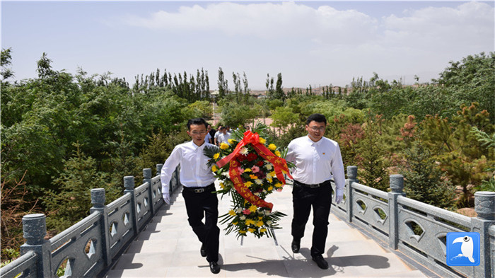 七一”前夕，白銀市紀(jì)委監(jiān)委機(jī)關(guān)黨委組織黨員來到紅軍西路軍景泰烈士陵園開展主題黨日活動(dòng)。 朱鵬拍攝_副本.jpg