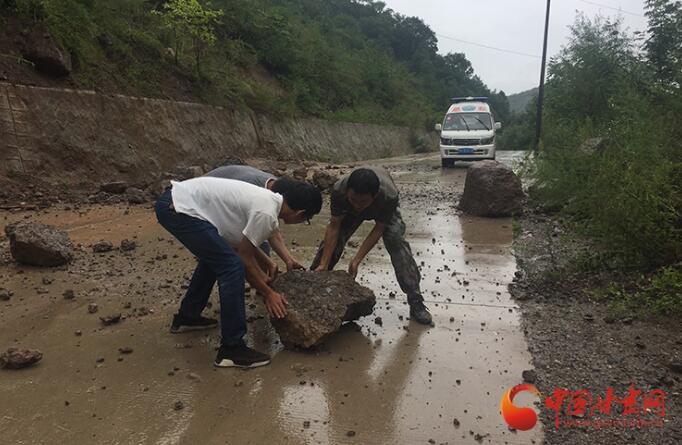 康縣長(zhǎng)壩鎮(zhèn)：鏟車、120合力“逆行”救援群眾  