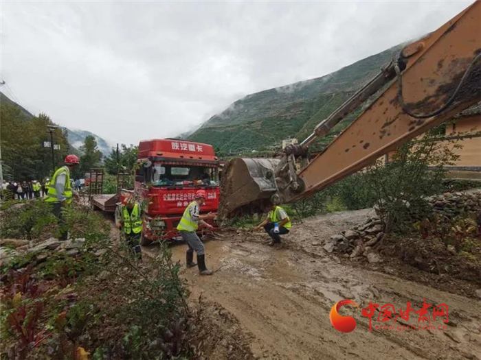 【關注甘南訊情】齊頭并進 應急搶險組全力搶通博峪至曲告納災區(qū)主干道