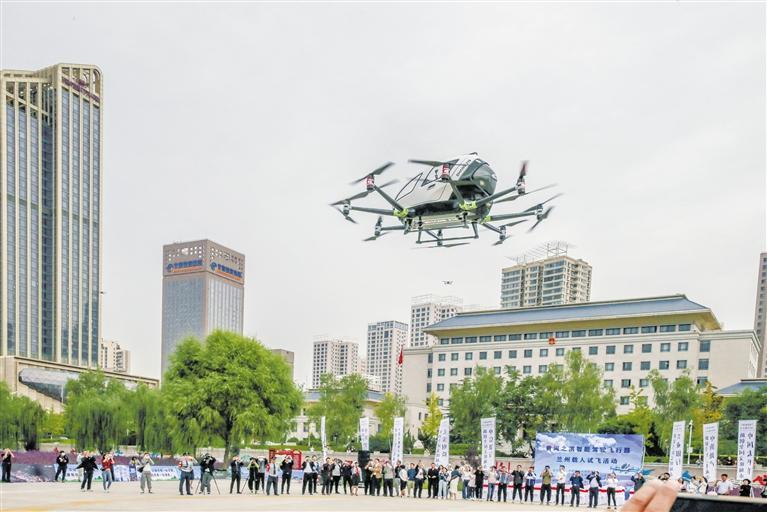 超酷、超刺激！智能駕駛飛行器在蘭載人試飛