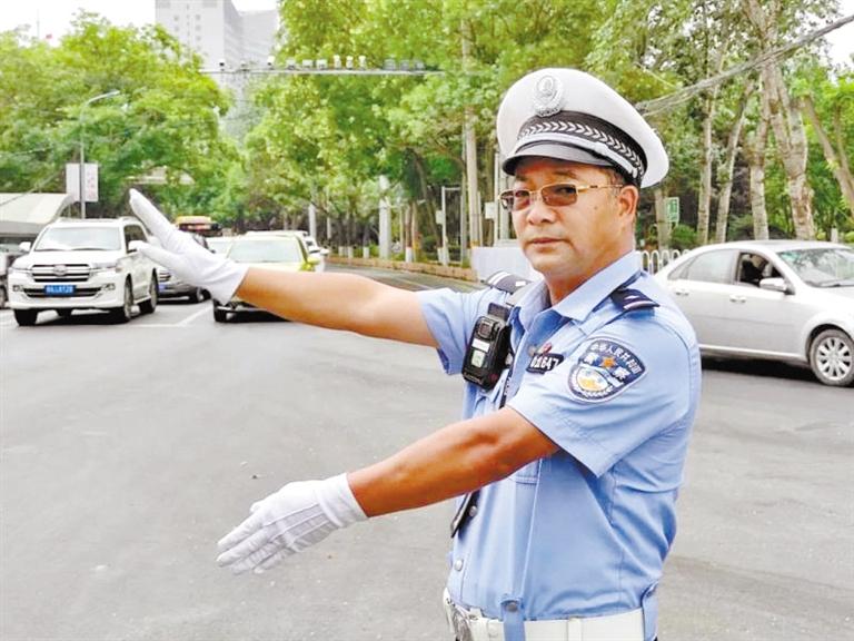 蘭州城關(guān)區(qū)交警大隊一線老交警馬驍：俯首甘為“老黃?！?>
        </a><em>蘭州城關(guān)區(qū)交警大隊一線老交警馬驍：俯首甘為“老黃?！?/em></li>
    <li><a  target=