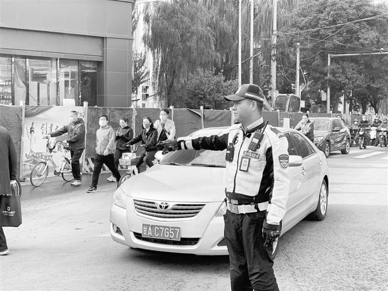 近期蘭州市區(qū)多處路段占道施工，高峰期市民請(qǐng)盡量繞行