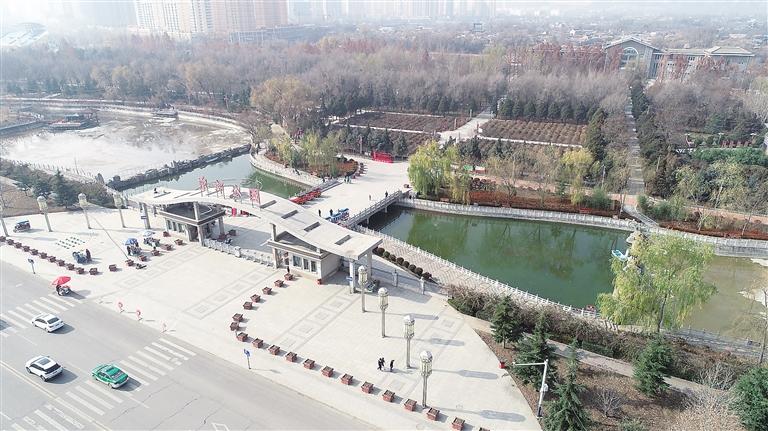 　初冬時節(jié)，臨夏市東郊公園里,楓樹、松柏、云杉等樹木色彩斑斕