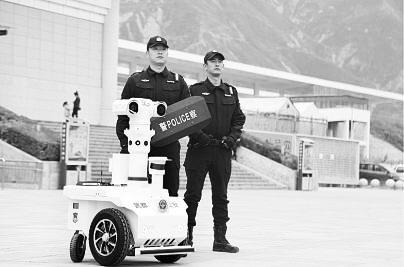 新奇！5G巡邏機(jī)器人亮相隴南武都街頭