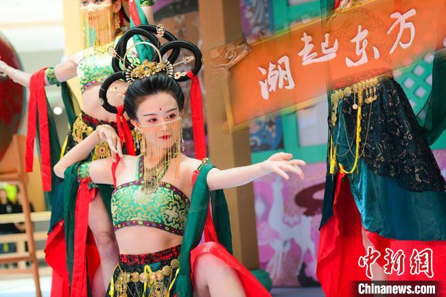 圖為今年9月5日，在重慶亮相的敦煌博物館“潮起東方”主題活動(dòng)現(xiàn)場(chǎng)。敦煌博物館供圖