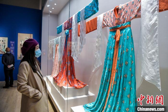 觀眾在參觀唐代服飾?！●樤骑w 攝