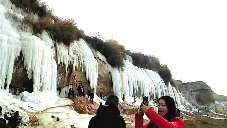 白銀靖遠(yuǎn)“冰瀑”成游客“打卡”熱點