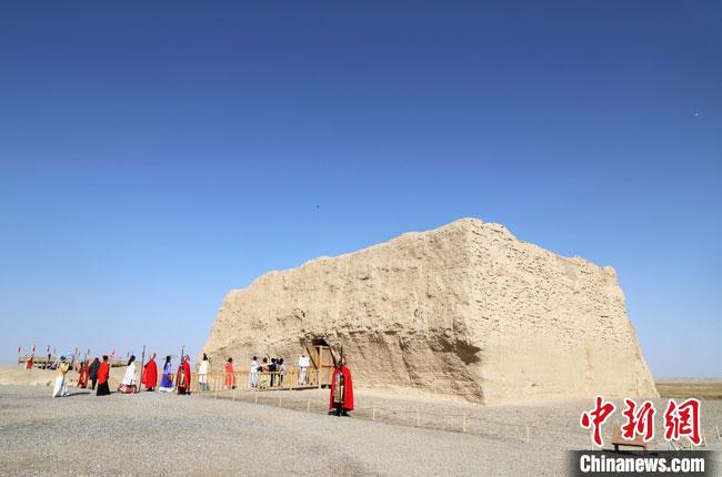 數(shù)十位身著古裝的女性通過體驗賞漢舞、習漢禮、吟誦詩詞等中華傳統(tǒng)文化，再現(xiàn)古絲綢之路的繁華盛景?！⊥踺?攝