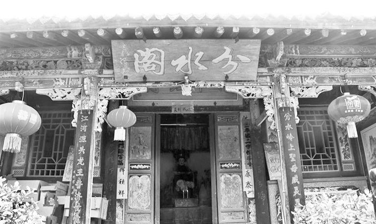 秦嶺鎮(zhèn)分水閣，一屋檐水分江河 這里可看水系奇觀，可賞連翹花海