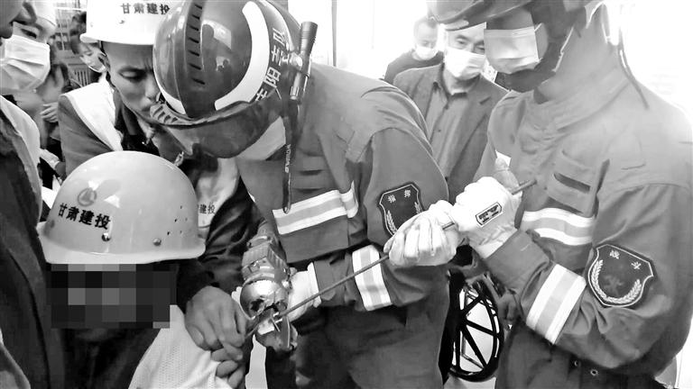 螺紋鋼插進建筑工人后背 慶陽消防聯(lián)手醫(yī)生5秒切斷