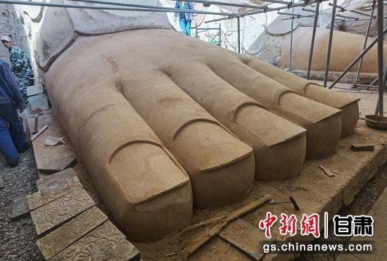 圖為中國“石窟鼻祖”天梯山石窟第13窟大佛足部與局部危巖體搶救性保護項目施工現(xiàn)場。陳曉斌 攝