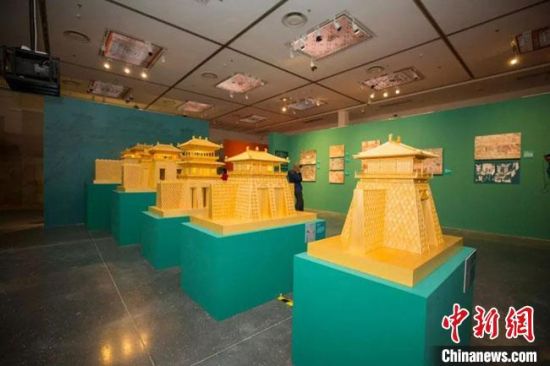 圖為呈現(xiàn)敦煌壁畫中的建筑和園林之美的復(fù)原模型。(資料圖) 敦煌研究院供圖