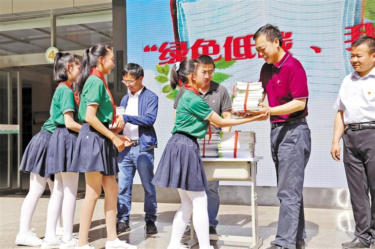 甘肅省生態(tài)環(huán)境廳開(kāi)展送書進(jìn)?；顒?dòng)