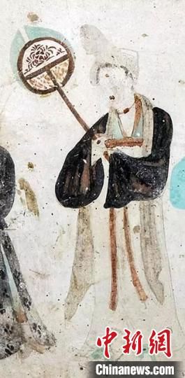 “一把小扇在手，笑對仲夏酷暑?！眻D為莫高窟第468窟《執(zhí)團扇女供養(yǎng)人》(中唐)。　敦煌研究院供圖