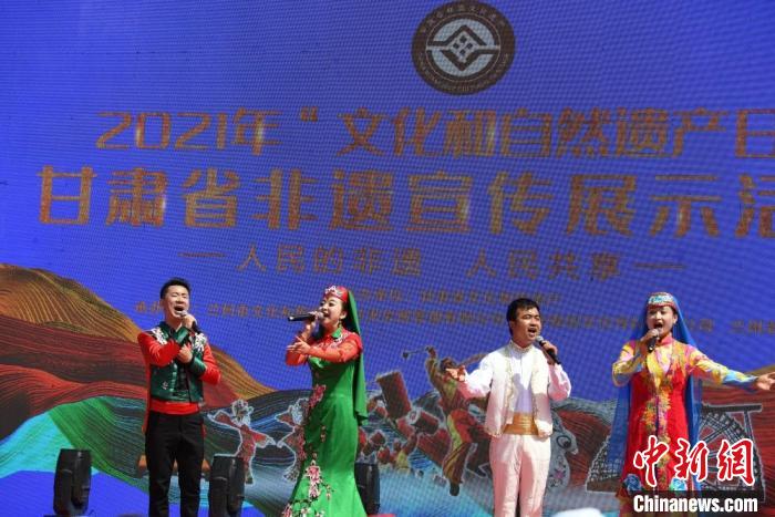 圖為甘肅臨夏回族自治州非遺傳承人演唱花兒?！钇G敏 攝