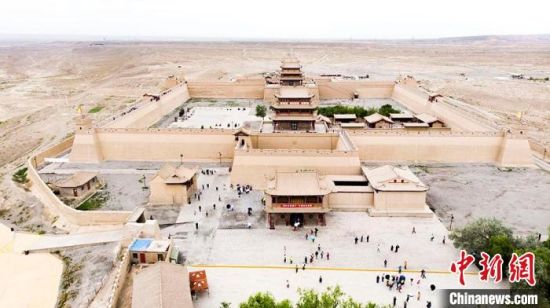 圖為7月中旬，世界文化遺產(chǎn)——嘉峪關(guān)，它是中國明代萬里長城的西端起點(diǎn)?！「哒埂z