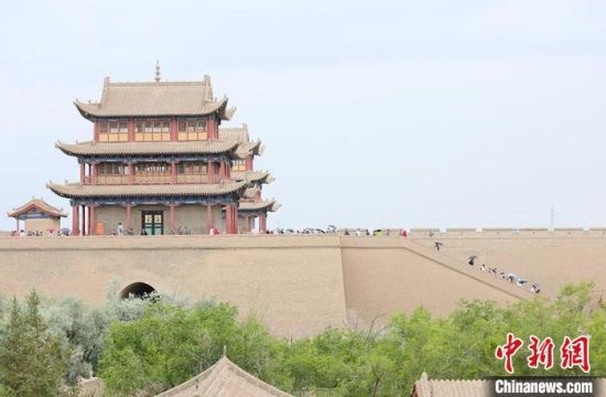 歷經(jīng)數(shù)十載保護(hù)修繕的古老關(guān)城得以延年益壽，成為了海內(nèi)外游客“絲路游”的必經(jīng)打卡地?！「哒?攝