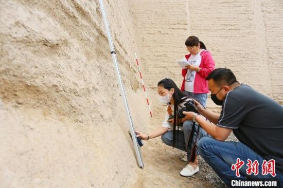 科技保護(hù)讓長城價值的真實(shí)性和完整性得到有效延續(xù)和傳承。圖為文物工作者正在測量關(guān)城的相關(guān)數(shù)據(jù)?！「哒?攝