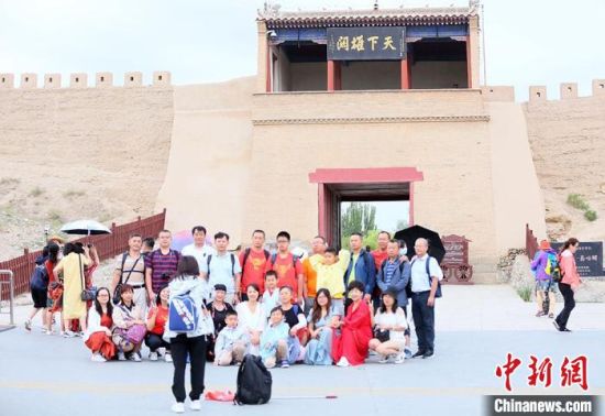 歷經(jīng)數(shù)十載保護(hù)修繕的古老關(guān)城得以延年益壽，成為了海內(nèi)外游客“絲路游”的必經(jīng)打卡地?！「哒?攝