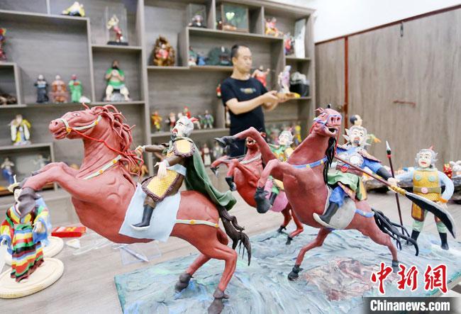 安秋平是成州面塑第五代傳承人，也是當(dāng)?shù)匚ㄒ粓?jiān)守面塑制作的人。　高展 攝