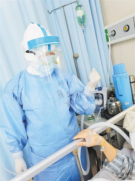 白衣天使 逆風(fēng)綻放——記第48屆南丁格爾獎(jiǎng)獲得者、慶陽市人民醫(yī)院重癥監(jiān)護(hù)室護(hù)士長脫亞莉