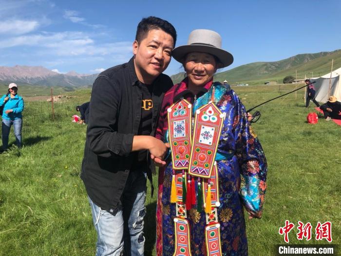 圖為拍攝紀(jì)錄片《西茂的婚禮》期間，張輝剛(左)與裕固族老人合影留念。(資料圖) 張輝剛供圖