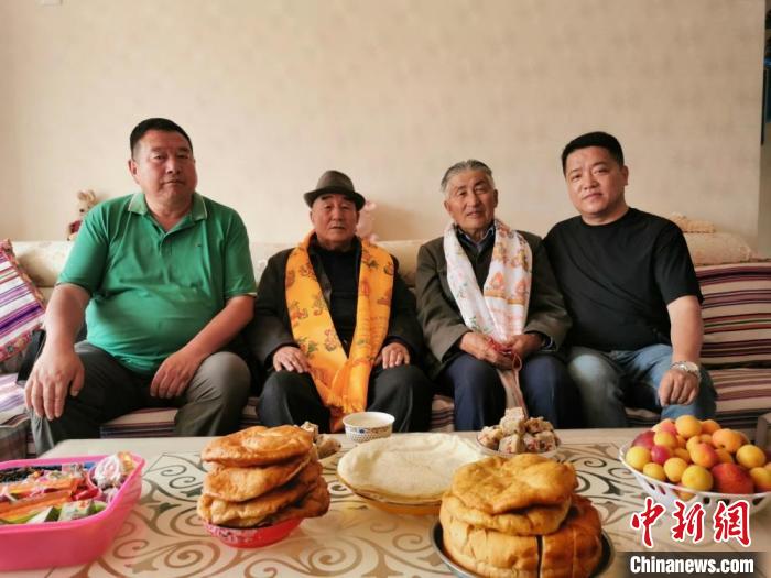 圖為張輝剛(右一)拜訪甘肅肅南縣裕固族德高望重的老人。(資料圖) 張輝剛供圖
