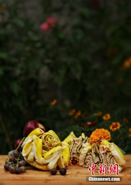 圖為做好的月餅，狀似玫瑰，切開后層層疊疊，色彩斑斕。張文 攝