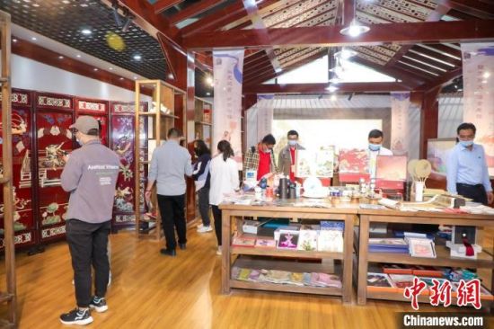 圖為甘肅“一會一節(jié)”期間，位于敦煌的天水市展館中，民眾觀賞文創(chuàng)產(chǎn)品?！「拭C省文化和旅游廳供圖