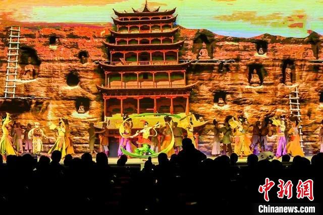 開幕式文藝展示“相約敦煌”，通過數(shù)字技術(shù)將莫高窟“搬到”演出現(xiàn)場。　甘肅省文化和旅游廳供圖