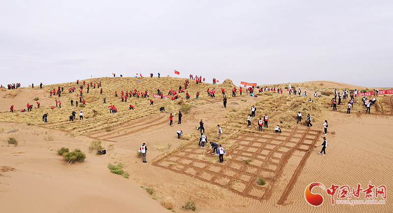 甘肅省委宣傳部、省文明辦、省志愿服務(wù)聯(lián)合會在古浪縣舉行壓沙主題文明實踐志愿服務(wù)活動