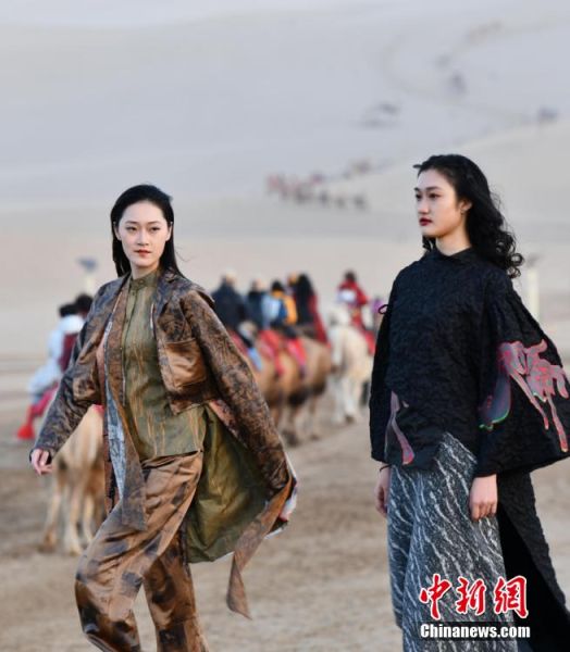 圖為敦煌服裝秀展示。 殷春永 攝