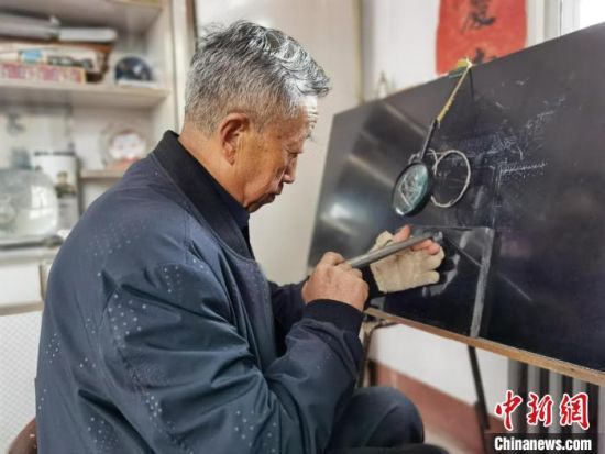 圖為陶世清在創(chuàng)作中。　楊娜 攝