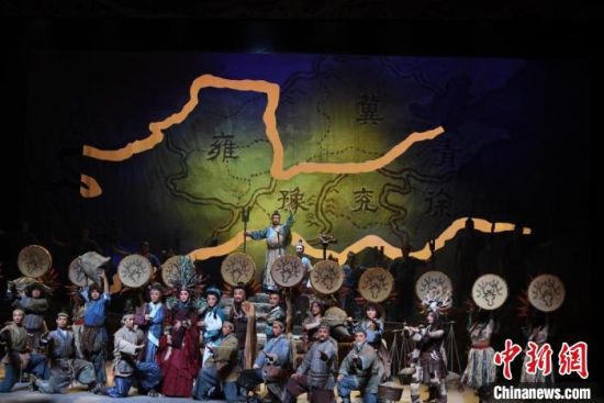 作為隴劇“梅花”，雷通霞在《大禹治水》中甘當(dāng)“綠葉”，該劇推出后，反響十分熱烈。(資料圖) 楊艷敏 攝