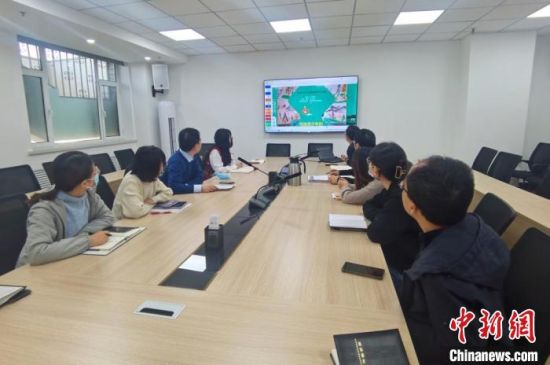 圖為甘肅教育出版社《寫給青少年的敦煌故事》叢書項(xiàng)目組，探討圖書封面設(shè)計(jì)。　閆姣 攝